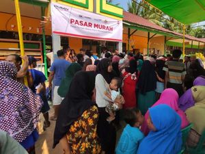 Warga Serbu Pasar Murah di Kalimantan Barat