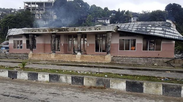 Kantor Dewan Adat Mbaham Matta seusai dibakar massa saat melakukan aksi di Kabupaten Fak - Fak, Papua Barat, Rabu (21/8).