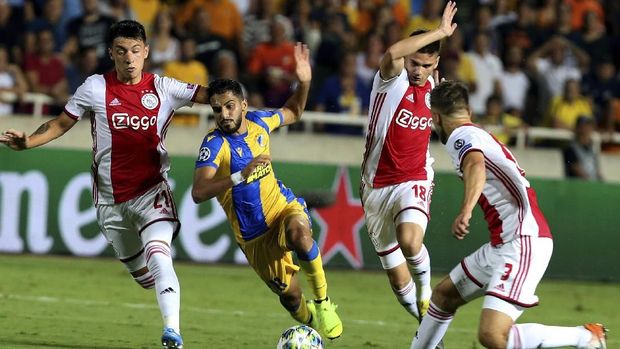 Ajax Amsterdam mendapat banyak uang dari penjualan pemain musim ini.