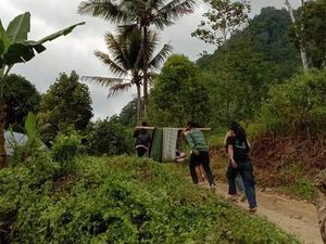 Kisah Miris di Sulbar, Warga Ditandu dengan Kain Sejauh 6 Km demi Berobat