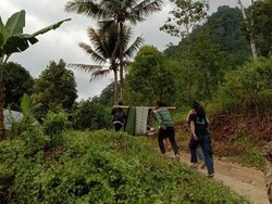 Video Kisah Miris Orang Sakit Ditandu 6 Km karena Jalan Rusak