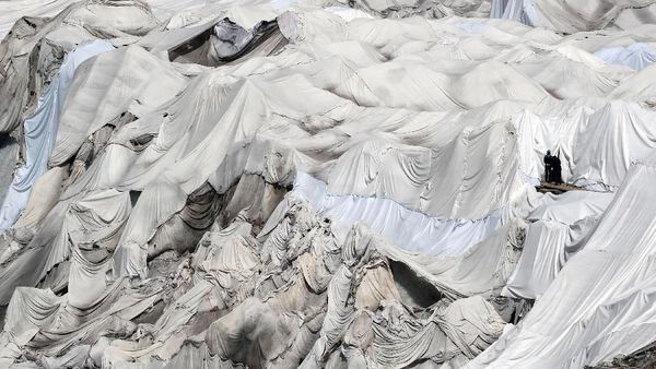 Selimut Termal Bungkus Gletser di Swiss Agar Tak Mencair