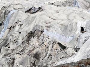 Selimut Termal Bungkus Gletser di Swiss Agar Tak Mencair Selimut Termal Bungkus Gletser di Swiss Agar Tak Mencair