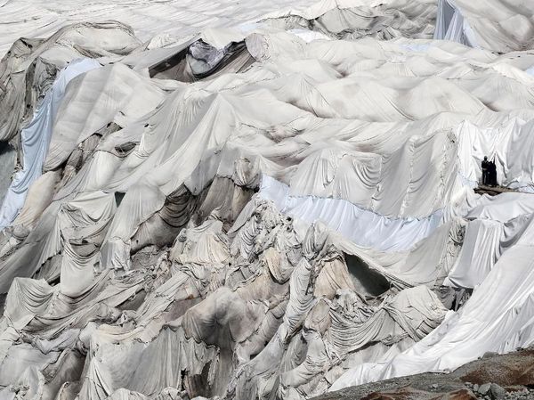 Selimut Termal Bungkus Gletser di Swiss Agar Tak Mencair
