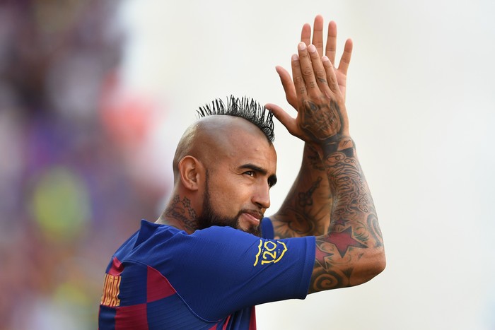 BARCELONA, SPAIN - AUGUST 04: Arturo Vidal of FC Barcelona waves to the crowd prior to the Joan Gamper trophy friendly match between FC Barcelona and Arsenal at Nou Camp on August 04, 2019 in Barcelona, Spain. (Photo by David Ramos/Getty Images)