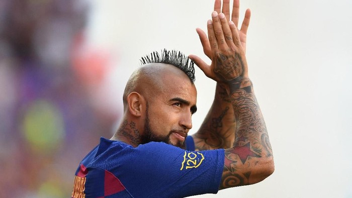 BARCELONA, SPAIN - AUGUST 04: Arturo Vidal of FC Barcelona waves to the crowd prior to the Joan Gamper trophy friendly match between FC Barcelona and Arsenal at Nou Camp on August 04, 2019 in Barcelona, Spain. (Photo by David Ramos/Getty Images)