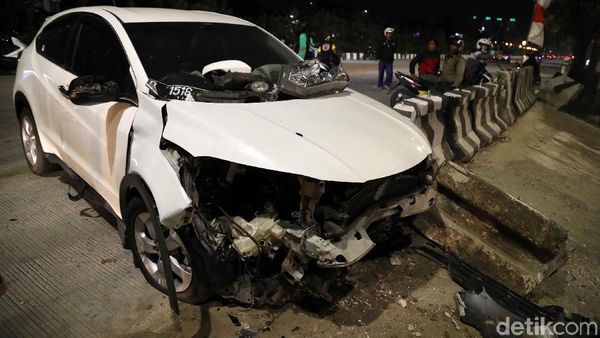 Mobil Tabrak Pembatas Jalan di Sunter, Begini Penampakannya