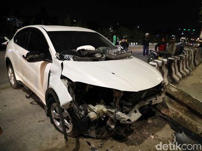 Mobil Tabrak Pembatas Jalan di Sunter, Begini Penampakannya
