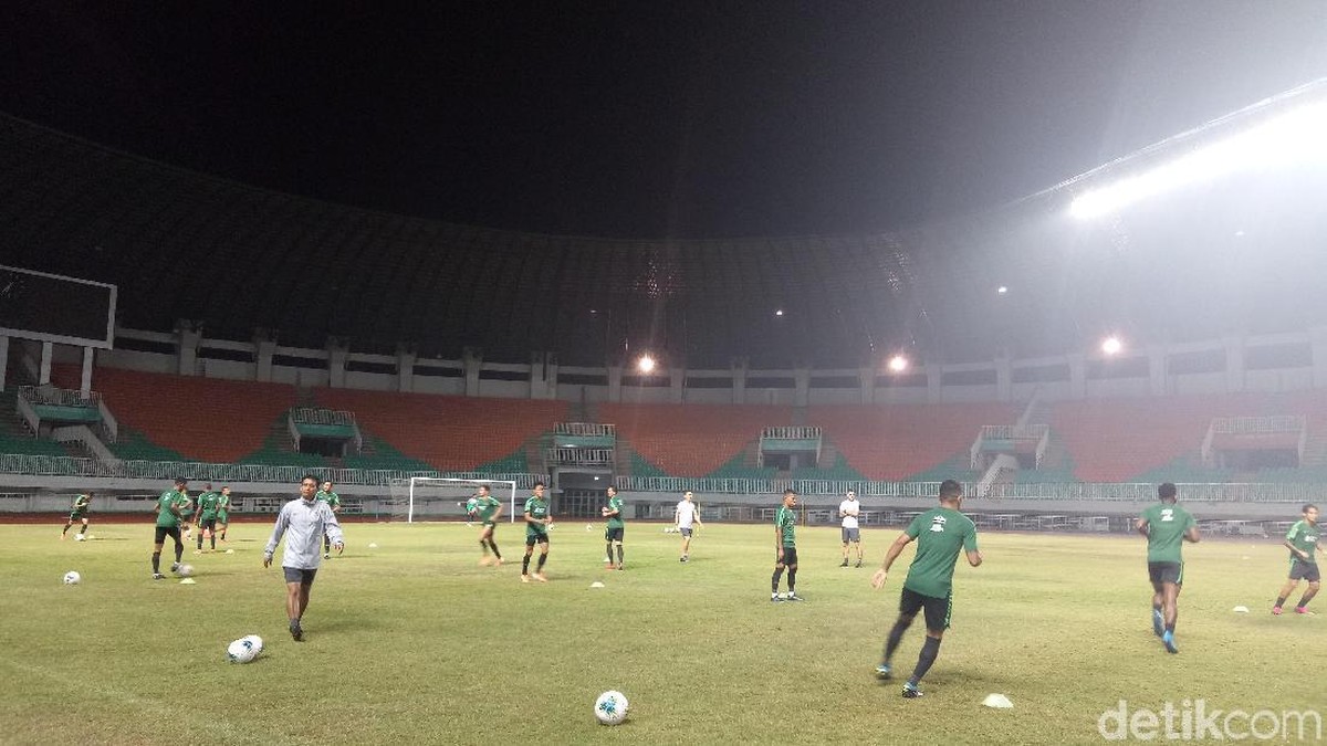 Latihan perdana Timnas Indonesia menjelang kualifikasi Piala Dunia 2022. (Foto: Amalia Dwi Septi/detikcom)