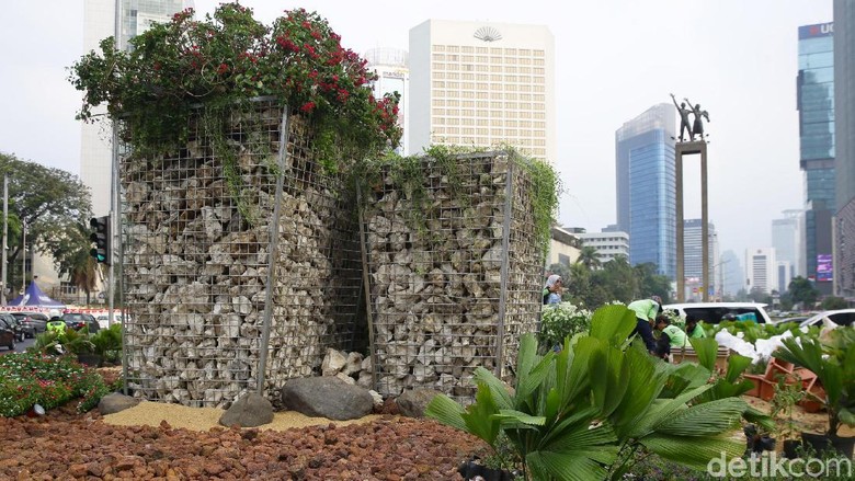 Melihat Lebih Dekat Instalasi Batu Gabion di Bundaran HI