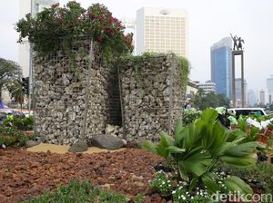 Melihat Lebih Dekat Instalasi Batu Gabion di Bundaran HI Melihat Lebih Dekat Instalasi Batu Gabion di Bundaran HI
