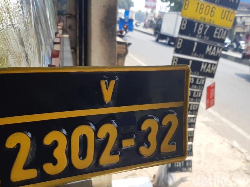 Pelanggan Nopol Terbitan Pinggir Jalan Tak Hanya Warga Sipil! Pelanggan Nopol Terbitan Pinggir Jalan Tak Hanya Warga Sipil!
