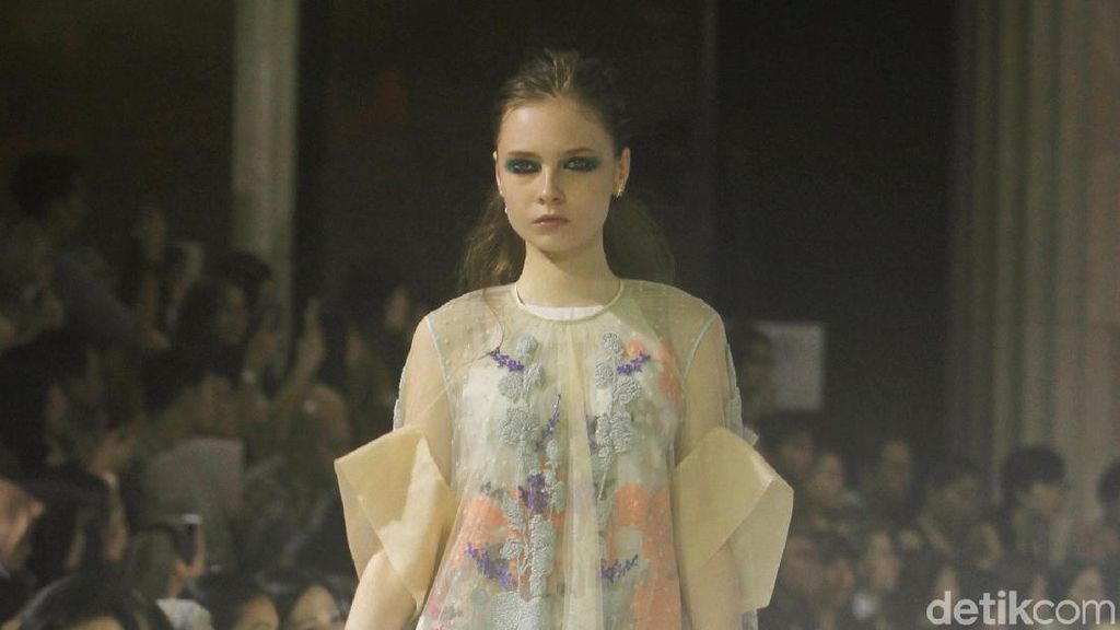 20 Karya Busana Terbaru Sapto Djojokartiko, Terinspirasi dari Wayang Solo 20 Karya Busana Terbaru Sapto Djojokartiko, Terinspirasi dari Wayang Solo