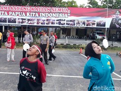 Warga Papua di Tuban Antusias Ikut Lomba Agustusan dengan Polisi