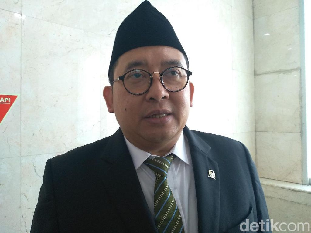Fadli Zon Pakai Pin Emas KW: Soalnya Sering Hilang Fadli Zon Pakai Pin Emas KW: Soalnya Sering Hilang