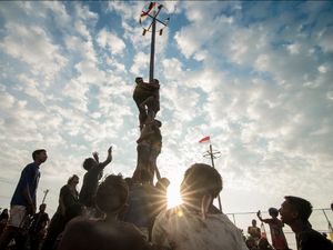 Sejarah dan Filosofi Panjat Pinang, Lomba Seru saat Perayaan 17 Agustus Sejarah dan Filosofi Panjat Pinang, Lomba Seru saat Perayaan 17 Agustus