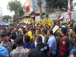Desak Pleno, Massa AMPG Pro-Bamsoet Datangi Kantor DPP Golkar Desak Pleno, Massa AMPG Pro-Bamsoet Datangi Kantor DPP Golkar