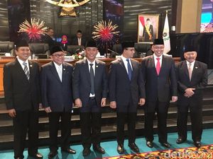 Sidang Paripurna Terakhir DPRD DKI, Adu Pantun hingga Pelukan Anies-Bestari