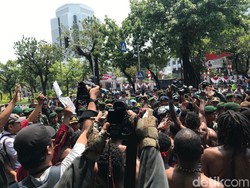 Warga Papua Demo di Depan Mabes TNI AD, Protes Insiden Surabaya