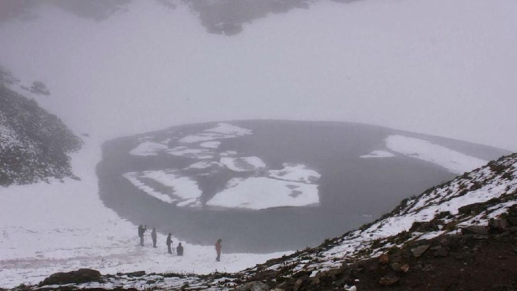 Keindahan dan Misteri Danau Kerangka di Himalaya
