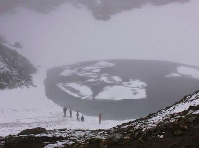 Keindahan dan Misteri Danau Kerangka di Himalaya