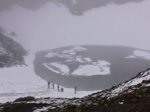 Keindahan dan Misteri Danau Kerangka di Himalaya