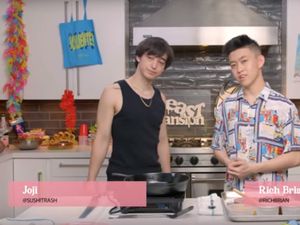 Rich Brian dan Joji Adu Kebolehan Bikin Buger, Siapa yang Juara?