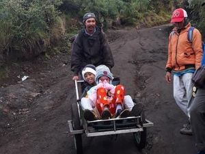 Gerobak Pengusung Rezeki di Kawah Ijen