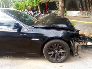 Sedan Ringsek Akibat Tabrak Pohon di Kemayoran