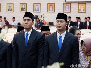 Sepasang Kembar Identik di Banyuwangi Ini Dilantik Jadi Anggota DPRD Sepasang Kembar Identik di Banyuwangi Ini Dilantik Jadi Anggota DPRD