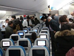 Paranoid Saat Terbang, Penumpang Tikam Petugas dengan Pulpen