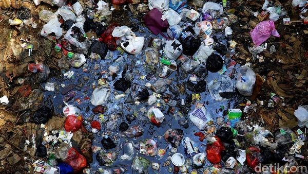Ini yang Bikin Kalibaru Jadi Pulau Sampah