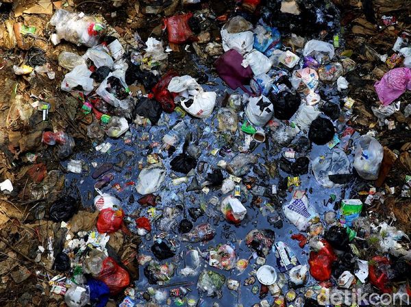 Ini yang Bikin Kalibaru Jadi Pulau Sampah