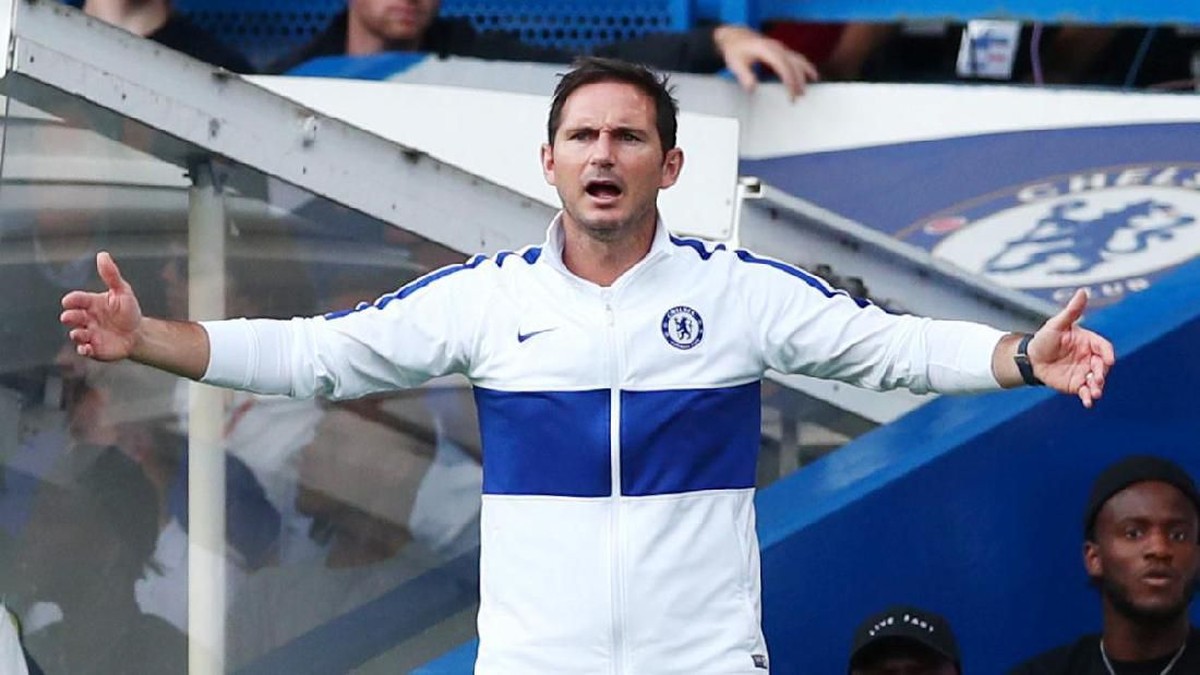 Frank Lampard menuding Manchester United kerap diuntungkan Video Assistant Referee (VAR). (Foto: Eddie Keogh / Reuters)