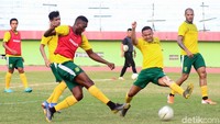 Para pemain Persebaya mengikuti latihan di Stadion Gelora Delta, Sidoarjo, Kamis (22/8/2019).