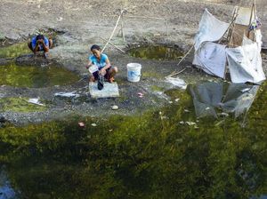 Miris! Warga Mandi Hingga Mencuci di Bendungan Tercemar Limbah