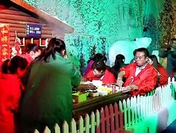 Bebas Gerah! Warga China Makan Hotpot dalam Gua Es Super Dingin