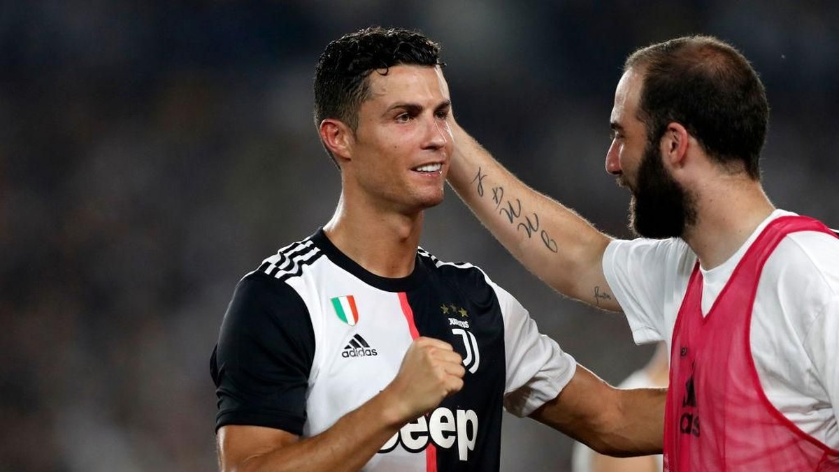 Gonzalo Higuain kembali bertemu dengan Cristiano Ronaldo. (Foto: Fred Lee/Getty Images)