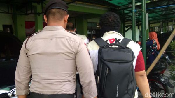 Penyidik KPK Geledah Balai Kota Yogya