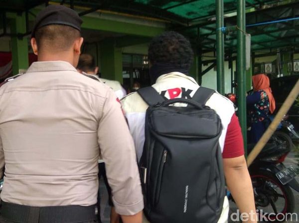Penyidik KPK Geledah Balai Kota Yogya