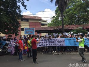 Sejumlah Imigran Demo di Medan Minta Segera Dikirim ke Negara Tujuan