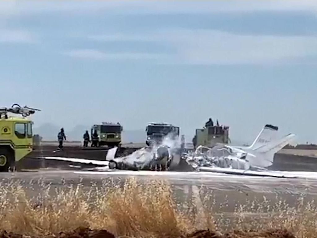 Pesawat Jet Terbakar Sesaat Setelah Lepas Landas Pesawat Jet Terbakar Sesaat Setelah Lepas Landas
