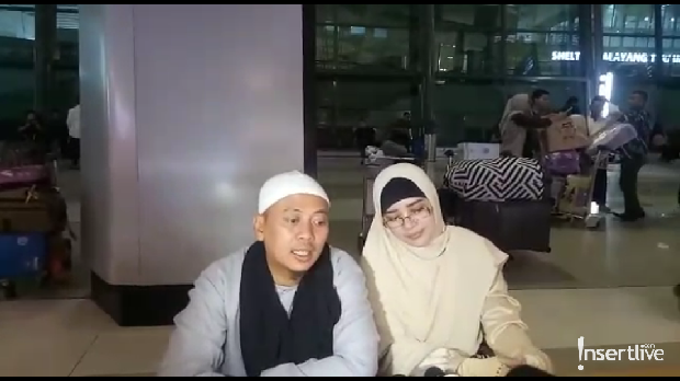 Opick dan Istri sepulang ibadah haji