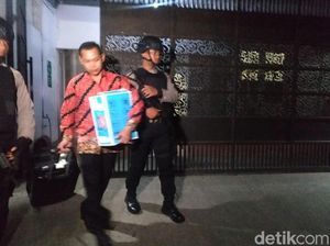Geledah Kantor Rekanan DPUPKP Yogya, KPK Bawa 2 Koper Geledah Kantor Rekanan DPUPKP Yogya, KPK Bawa 2 Koper