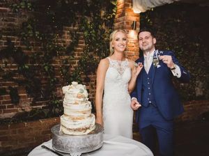 Foto Pasangan Potong Kue Pernikahan Viral, Netizen Temukan Ada yang Aneh