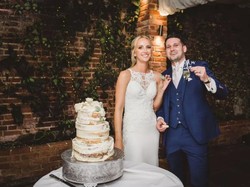 Foto Pasangan Potong Kue Pernikahan Viral, Netizen Temukan Ada yang Aneh