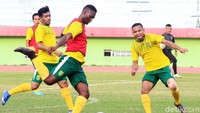 Dalam laga melawan Persija nanti, sebanyak delapan pemain akan absen. Selain ada yang dipanggil Timnas Indonesia menuju Kualifikasi Piala Dunia 2022, pemain Persebaya ada yang harsu menjalani hukuman akumulasi kartu dan izin karena panggilan dinas.