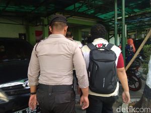 Geledah Balai Kota Yogya, KPK Bawa Dokumen dan Tas Hitam Geledah Balai Kota Yogya, KPK Bawa Dokumen dan Tas Hitam
