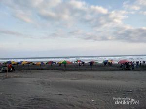 Menikmati Sore Hari di Pantai Parangtritis Menikmati Sore Hari di Pantai Parangtritis