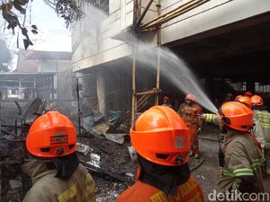 Bedeng Proyek Indekos di Bandung Terbakar, Pekerja Panik